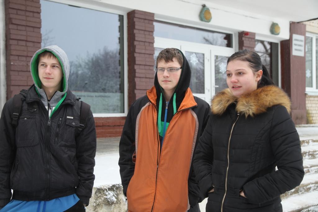 Vai Jaungulbenes profesionālā vidusskola turpinās pastāvēt? Šīs skolas 3.kursa audzēkņi atzīst, ka skolas nākotne ir zem jautājuma, to viņi ir dzirdējuši no skolas vadības. Jaunieši cer, ka skola tomēr pastāvēs, bet, ja nu tomēr ne, viņiem esot plāns, kur dosies un ko darīs tālāk, iespējams, ka kāds no viņiem dosies mācīties uz Smilteni.
Autors: Gatis Bogdanovs