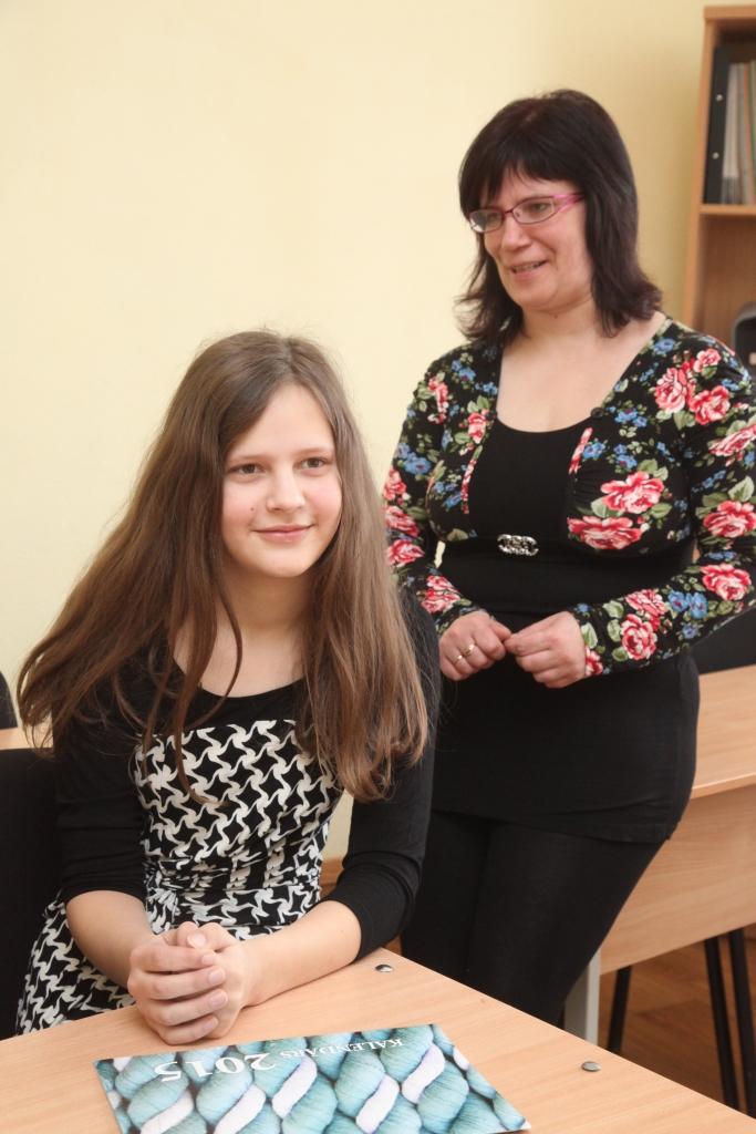 Lai atcerētos, kad kuram ir vārdadiena, Signei Sarkanei nav vajadzīgs kalendārs, jo zina visu vārdu vārdadienas. To apliecina arī viņas mamma Ilona.	
Autors: Gatis Bogdanovs