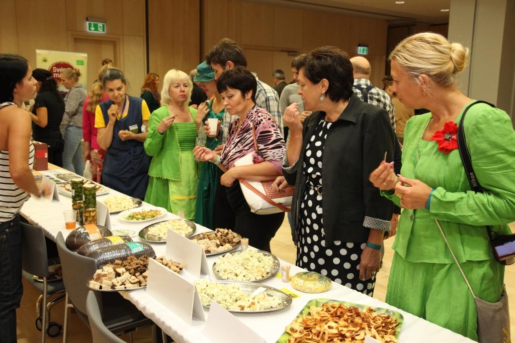 Mājražošana kļūst arvien populārāka, un cilvēki labprāt bauda un iegādājas mājražotāju produkciju. Kursos būs iespēja mācīties par graudaugu pārstrādes produktu ieguvi, augļu un dārzeņu pārstrādi, piena un tā produktu pārstrādi, kā arī par gaļas produktu ražošanu.
Autors: Gatis Bogdanovs