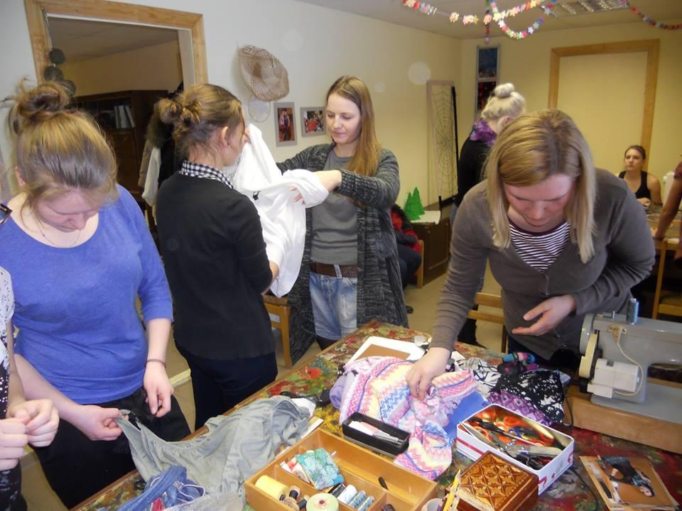 Barbaras Šmites, Ievas Zāgmanes un Montas Upītes vadībā top jauni pielietojumi apģērbiem.
Autors: no Lizuma vidusskolas arhīva (www.facebook.com)