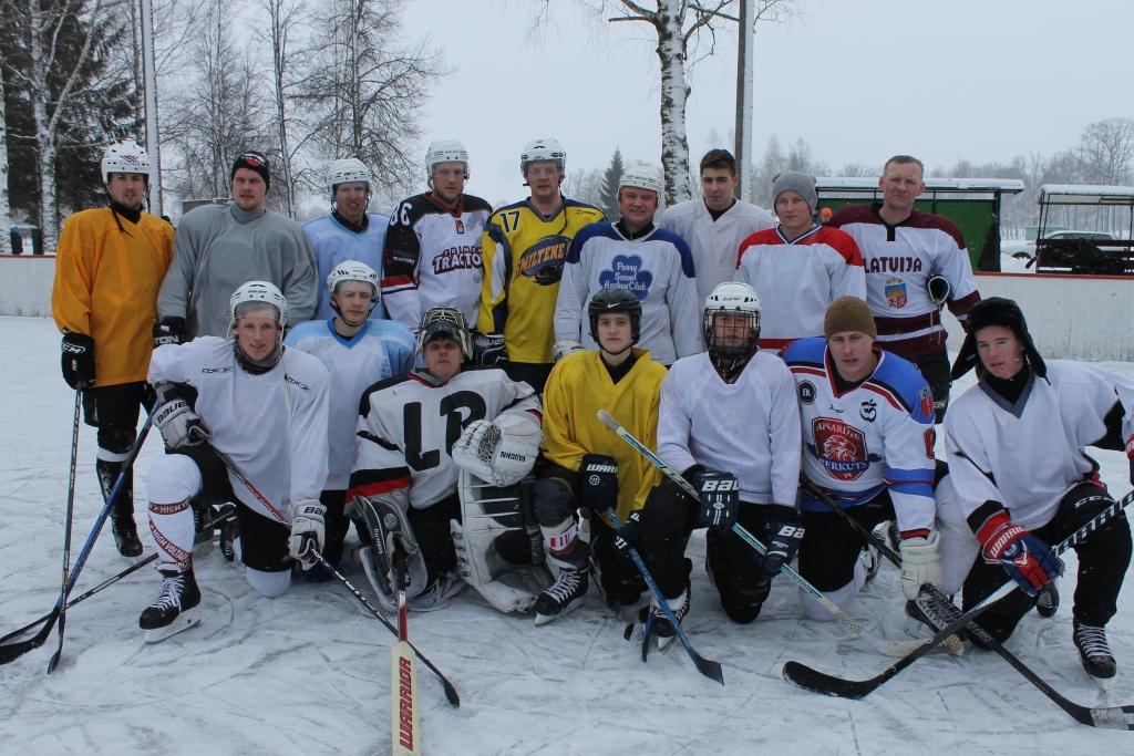 Pagājušās nedēļas nogalē, spītējot laika apstākļiem, tika aizvadīts Gulbenes pilsētas hokeja turnīrs. Tajā piedalījās četras komandas ar sešdesmit spēlētājiem. Finālā “Beļava/Studenti” ar 3:1 pārspēja Alūksnes komandu un izcīnīja zelta medaļas. 
Autors: Ziedonis Lazdiņš
