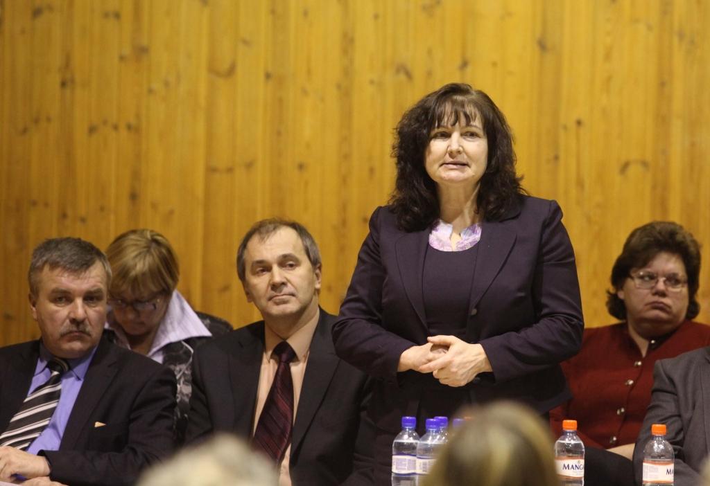 “Man nav, ko piebilst,” pagurusi pret viņu noskaņotajiem deputātiem, piektdien domes sēdē teica Sarmīte Krišāne (centrā), kad viņai tika dots vārds sevis aizstāvībai. Jau atlaista no darba, pirmdien viņa nonāca slimnīcā.
Autors: no “Dzirksteles” arhīva