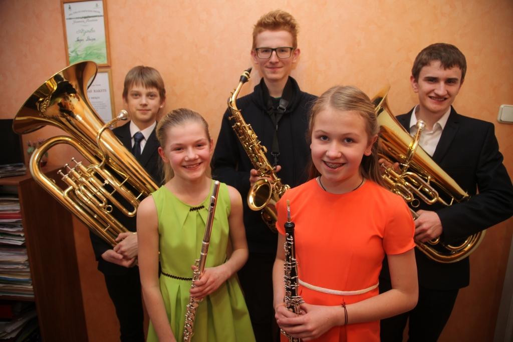 Godalgotās vietas konkursa 2.kārtā izcīnīja Hanna Kalēja (pirmajā rindā no kreisās), Dita Elizabete Kandere, Krists Cirpons (otrajā rindā no kreisās), Jānis Kokarevičs un Reinis Lūkins. Viņi dosies uz finālu Rīgā. 
Autors: Gatis Bogdanovs