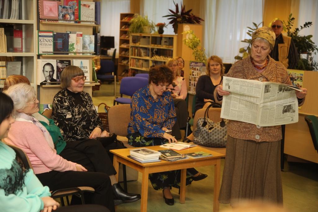 Skats no Alūksnes Tautas teātra „Slieksnis” izrādes Gulbenes novada bibliotēkas Lasītāju apkalpošanas nodaļas telpās, kur skatītāji it kā saplūst ar aktieriem. Lomu atveidotājas – centrā kundze ar avīzi rokās un pie galda sēdošā bibliotēkas apmeklētāja. 
Autors: Gatis Bogdanovs