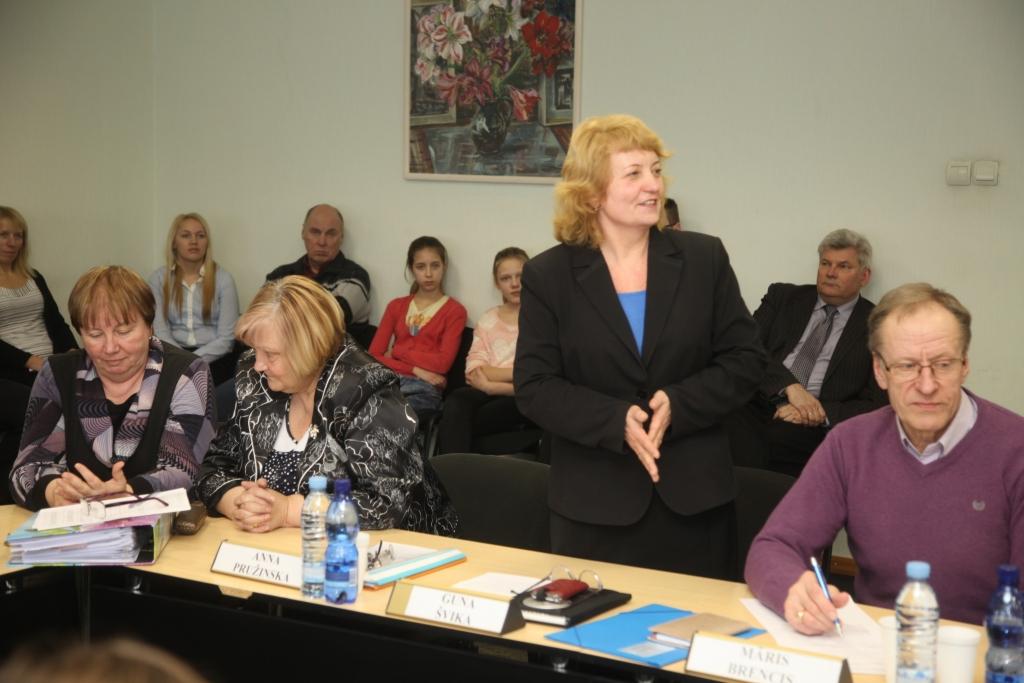 Atkal izpilddirektore! Pagaidām gan tikai uz noteiktu laiku, tomēr Guna Švika (centrā) novada domē ir atgriezusies amatā, kuru agrāk jau ir pildījusi rajona padomē. 
Autors: Gatis Bogdanovs