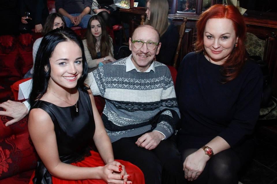 Lelde Kovaļova (no kreisās) kopā ar aktieriem Rūdolfu Plēpi un Ilzi Pukinsku spēlfilmas “Liecinieks” prezentācijā Rīgā. 
Autors:  no personiskā arhīva