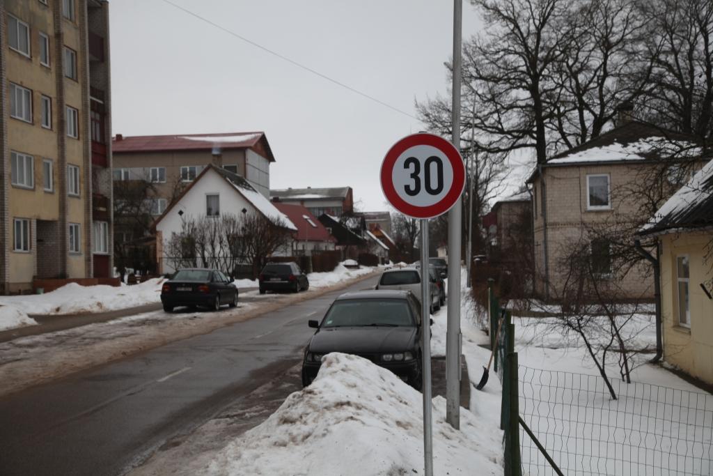 Vakar ātruma ierobežojuma ceļa zīme tika uzstādīta Lazdu ielā.	
Autors: Gatis Bogdanovs