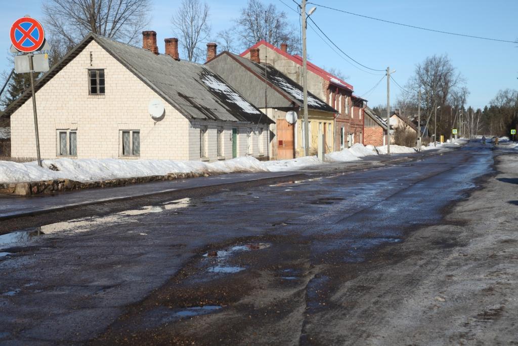 Ceļš cauri Lejasciemam ir sliktā stāvoklī, un arī šobrīd asfaltsegumā ir izveidojušās lielākas un mazākas bedres.  
Autors: Gatis Bogdanovs