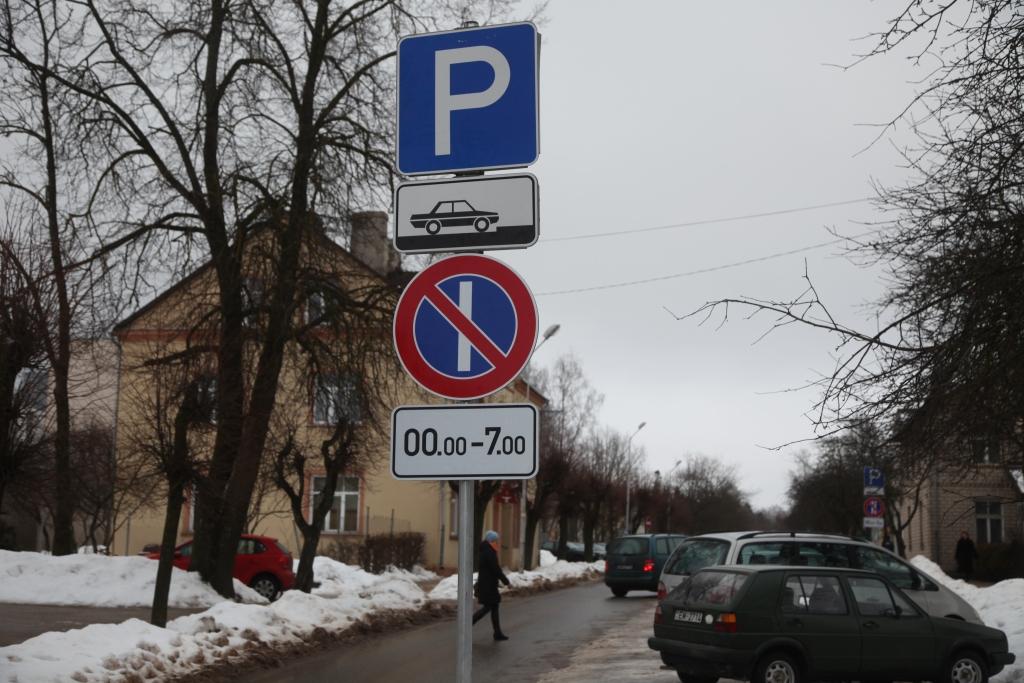 Uz Ābeļu ielas ir uzstādītas zīmes, kas ierobežo transportlīdzekļu novietošanu.  Šīs zīmes ir uzstādītas ar nolūku, lai atvieglotu “kabatas” tīrīšanu no sniega.
Autors: Gatis Bogdanovs