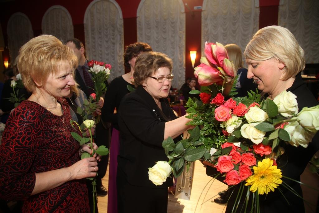 “Jo vairāk azartisku, gudru un iedvesmas pilnu cilvēku strādā kultūras nozarē, jo vairāk mūsu ikdienas un svētku dienas piesātinās ar radošu piepildījumu un latvisku dzīvesprieku!” - šī doma vijās cauri sabiedrības balsojuma “Gada balva kultūrā 2014” apbalvošanas ceremonijai, novērtējot iepriekšējā gadā paveikto un godinot mūsu novada kultūras darbiniekus. Par ceremonijas “Gada balva kultūrā” simbolu ir kļuvis ķirbis, taču šogad tas ir ieguvis arī “draugu” tālskati. Šogad jau ceturto reizi tika godināti mūsu novada kultūras cilvēki, kolektīvi, domubiedru grupas, kas, kā uzsvēra pasākuma vadītāji, “iepriekšējā gadā pamanāmus visā novadā audzējuši savus ķirbjus un spējuši caur tālskati redzēt dziļus apvāršņus”. Par novada gada pasākumu tika atzīts Kārļa Sebra 100 gadu jubilejas pasākums Lizuma kultūras namā un balvu saņēma pasākuma režisore un organizatore Elita Dūte. 
Autors: Gatis Bogdanovs