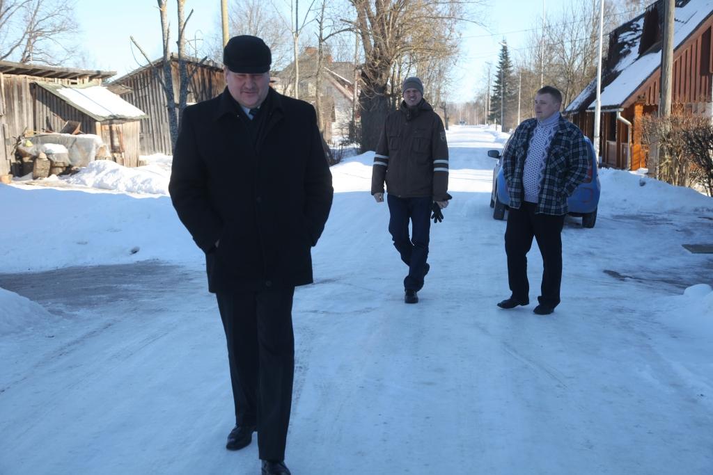 Tiklīdz Pilsētas pārvaldes vadītājs Jānis Naglis uzzināja, ka atkal sūdzas par slideno Viestura ielu, devās uz turieni. lai aplūkotu situāciju.  
Autors: Gatis Bogdanovs