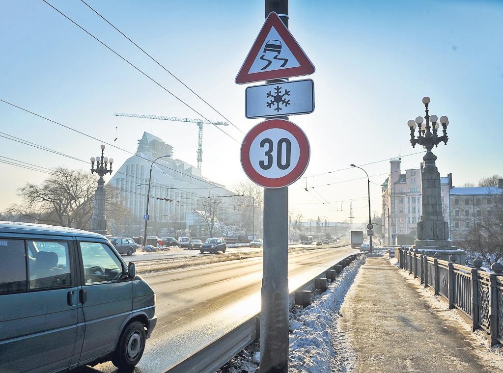 Pētījums atklāj, ka ceļu satiksmes negadījumos Eiropas Savienībā ik gadu iet bojā apmēram 40 000 cilvēku. Jaunā direktīva paredz informācijas apmaiņu par ceļu satiksmes noteikumu pārkāpumiem starp visām ES dalībvalstīm, tas nozīmē, ka policijai būs vieglāk sodīt ārzemniekus. Tiesa, noteikumi katrā valstī mēdz krasi atšķirties
Autors: Aivars Liepiņš (