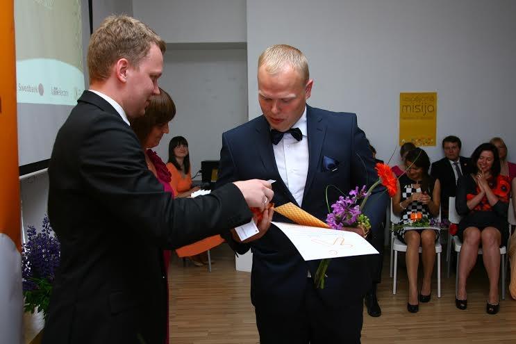 IM izlaidums. Kurators Gatis Narvaišs sveic fizikas skolotāju Raivi Paulu.
Autors: Publicitātes foto