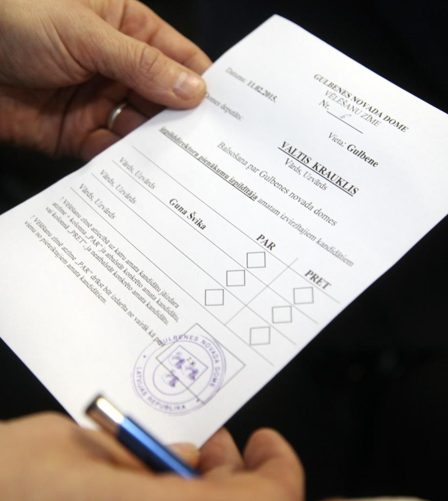 “Kāda nozīme aizklātai balsošanai, ja uz vēlēšanu zīmes rakstīts balsotāja vārds un uzvārds?” - tā savstarpēji sarunājās deputāti, kuri 11.februārī piedalījās balsojumā par Gunas Švikas kandidatūru. 
Autors: Gatis Bogdanovs