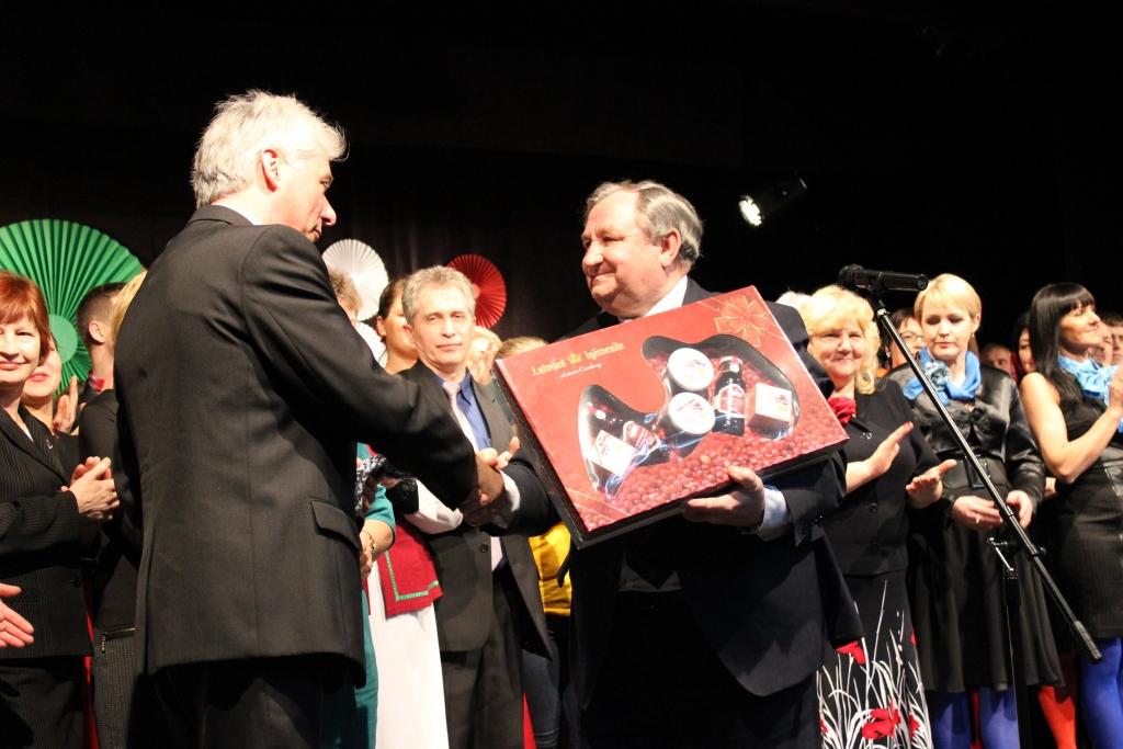 Sirsnīgi no Gulbenes! Nikolajs Stepanovs (priekšplānā no labās) Rietavas mēram Antanam Černeckim uzdāvināja cimdus ar Gulbenes novada rakstiem, kurus adījusi Tautas lietišķās mākslas studijas “Sagša” dalībniece Aija Auzāne, un dāvanu komplektu “Latvijas dzērvenīte”, kurā ietilpst seši našķi no “Ušuru dzērvenītes”. 
Autors:  Jana Igaviņa