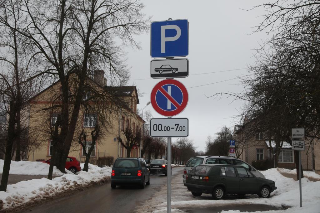 Ābeļu ielas iedzīvotāji ir sašutuši par nesen ielā izvietotajām zīmēm ar norādēm par transportlīdzekļu novietošanas kārtību pāra un nepāra datumos. 
Autors: Gatis Bogdanovs