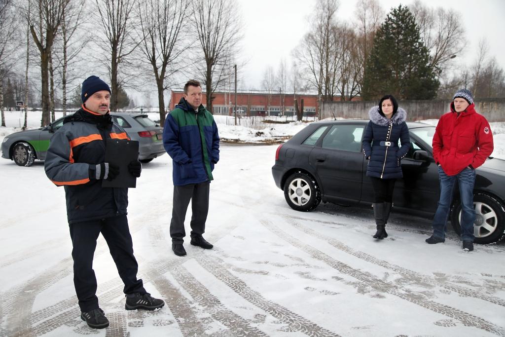 Ceļu satiksmes drošības direkcijas Gulbenes nodaļas darbinieki nodarbības sākumā autovadītājus aicina atsvaidzināt teorētiskās zināšanas un pēc tam, sniedzot instrukcijas, ļauj pārbaudīt arī savas praktiskās iemaņas.
Autors: Gatis Bogdanovs