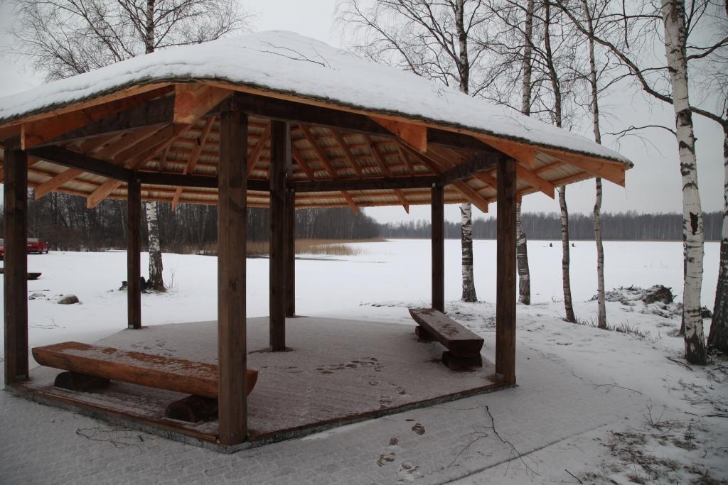 Lapene pie publiskā Sudalezera nelikumīgi esot uzslieta aizsargjoslā. Tā uzskata Gulbenes novada domes juristi. Novada būvvaldes vadītājs Jānis Ziemelis tā nedomā un saka, ka arī Madonas reģionālajai Vides pārvaldei nav pretenziju. 
Autors: Gatis Bogdanovs
