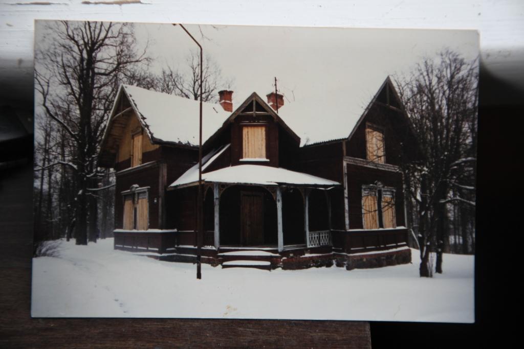 Miesta valdes māja jeb tā saucamā muižas dārznieka māja kļuva par pirmo pilsētas valdes mājvietu. Foto tapis īsi pirms ēkas nojaukšanas ap 2000 gadu.	
Autors: no “Dzirksteles” arhīva