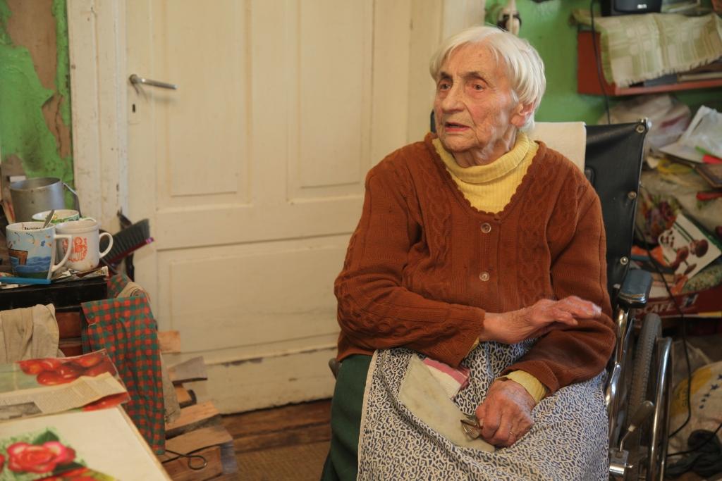 „Mani viss interesē. Avīzes abonēju. Līdz 92 gadu vecumam cītīgi zeķes adīju. Ja vien varētu, arī stellēs vēl iesēstos. Labprāt dalītos pieredzē, kā no viena auga iegūt 12 dažādus krāsu toņus, kas saulē neizbalo. Neļaujos vājumam! Tāpēc jau dienā ir paredzētas septiņas tabletes, lai sirds klausītu,” saka deviņdesmit piecus gadus vecā liteniete Alīse Blāķe. 	
Autors: Gatis Bogdanovs