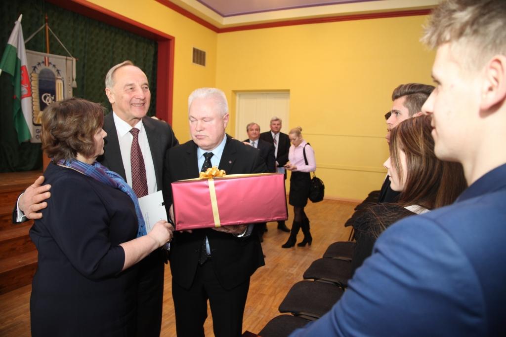 Vienkāršs un sirsnīgs. Tāds iespaids radās, vērojot Valsts prezidenta Andra Bērziņa vizīti Gulbenē. Tikšanās laikā Gulbenes novada Valsts ģimnāzijā Valsts prezidents gan ģimnāzijas direktorei Lidijai Ķeķerei, gan Gulbenes vidusskolas direktoram Aivaram Mednim dāvināja grāmatas.
Autors: Gatis Bogdanovs