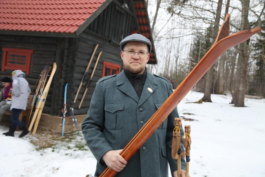 Tirzas attīstības biedrības valdes loceklis Nils Treijs ir viens no aktīvistiem, kam jāpateicas, ka Tirzas pagasts var lepoties ar Slēpju muzeju. Visa sākums bija Nila plašā slēpju kolekcija, kas nu ir izaugusi līdz muzejam. Pagājušajā sestdienā Slēpju muzejā pulcējās slēpošanas entuziasti. „Šoreiz pasākums notika šaurā draugu lokā, bet ceram, ka interese par muzeju būs arī citiem. Drīzumā atvērsim arī mājas lapu internetā,” stāsta N.Treijs. 
Iecerēts veidot arī nelielu slēpju darbnīcu. Pirmo tajā tapušo retro slēpju pāri, kas gatavots no bērza koka, kā arī pašu darinātās slēpju nūjas Nils izmēģināja sešus kilometrus garajā slēpojumā pāri Tirzas pakalniem.	 
Autors: Gatis Bogdanovs