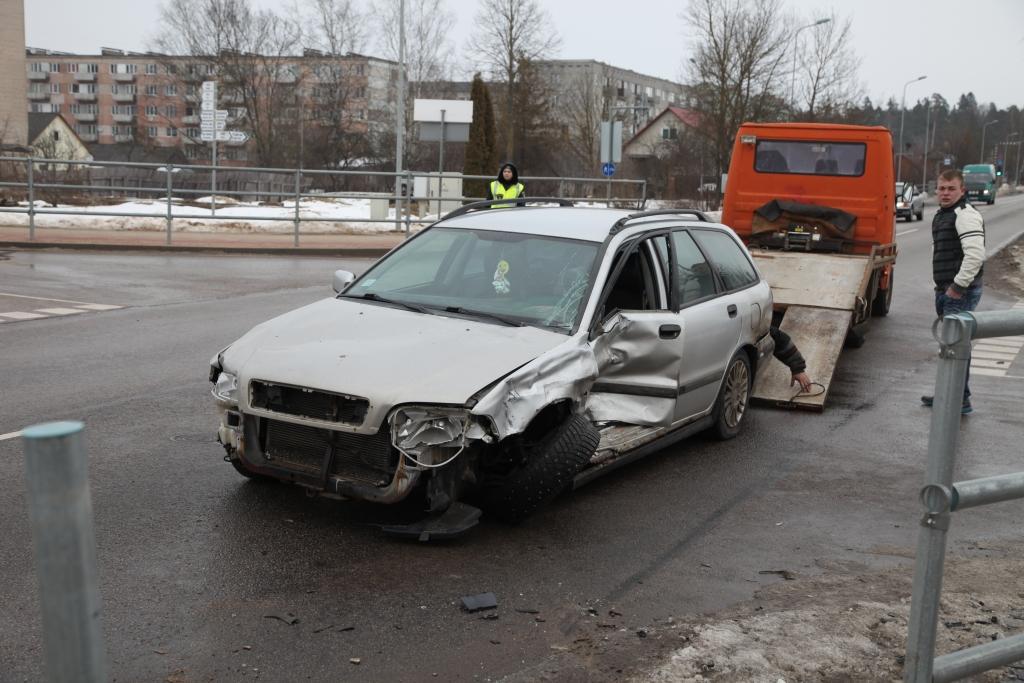 Sestdien Gulbenē, O.Kalpaka un Blaumaņa ielas krustojumā notika automašīnas “Volvo” (vadīja 1978.gadā dzimusi sieviete), un automašīnas “Audi 80” (vadīja 1995.gadā dzimis vīrietis) sadursme. Negadījumā nav cietušo, bojātas automašīnas un braucamo daļu norobežojošās margas. Sadursmi, iespējams, izraisījusi automašīna “Volvo”, veicot labo pagriezienu un nedodot ceļu “Audi”. 
Autors: Gatis Bogdanovs
