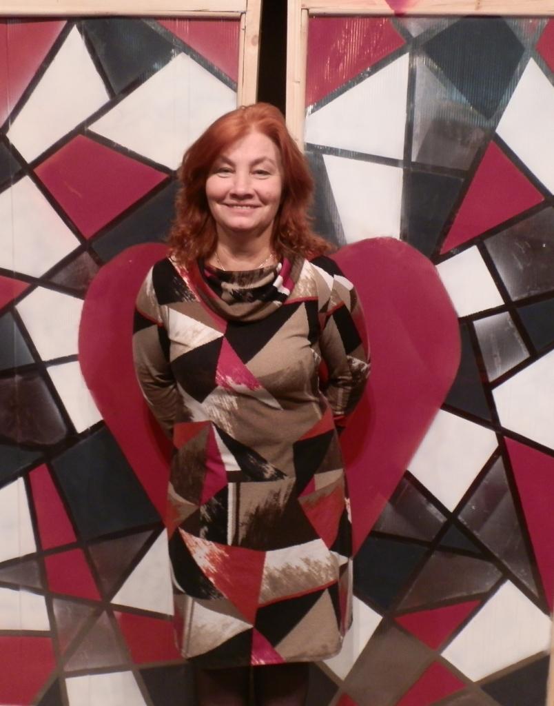 Rankas kultūras nama amatierteātra „Rameka” režisore Zinaida Bērza fotogrāfijā redzama pagājušajā gadā pēc izrādes „Kaimiņu būšana”. Šobrīd viņa kopā ar teātra aktieriem cītīgi strādā pie Māras Hornas sarakstītās lugas – komēdijas „Mazā Parīze”. 
Autors: no personiskā arhīva