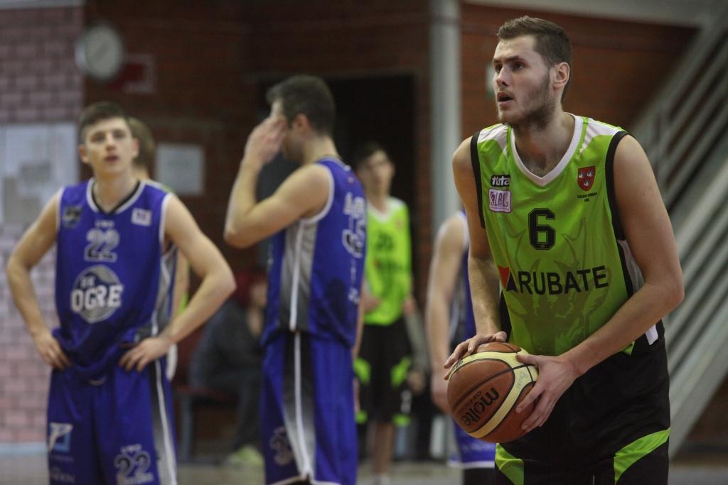 Mūsu komandas rindās rezultatīvākais ar 16 punktiem un 9 atlēkušajām bumbām bija Artūrs Lūsis (Nr.6). 
Autors: Gatis Bogdanovs