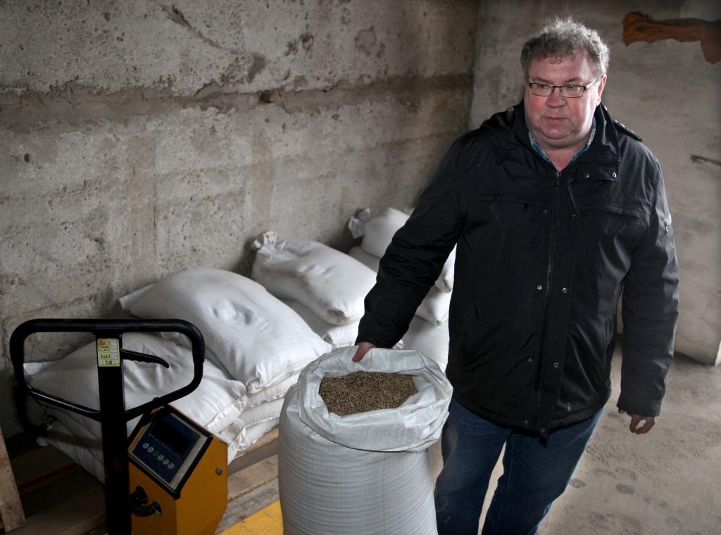 Galgauskas pagasta zemnieku saimniecības „Lācīši” saimnieks Stanislavs Gžibovskis ir pārliecināts, ka viņa saimniecības laukos iekultās rudzupuķu sēklas vāciešiem iepatiksies un tās varēs eksportēt. 
Autors: Gatis Bogdanovs