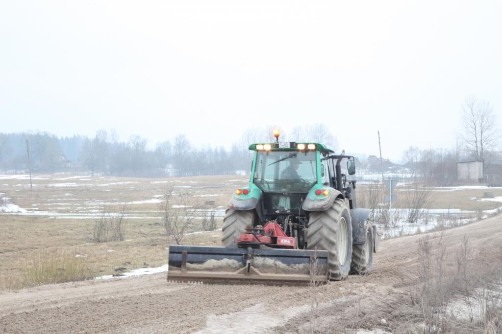 Ļoti sliktā stāvoklī šobrīd ir Stradu pagasta ceļš Liepulejas-Dālderi-Stāķi posmā no  Liepulejām līdz Dālderiem. “Šobrīd tur vedam šķembas un līdzinām. Mēģinām darīt visu, lai neapstājas ražošana uzņēmumiem. Viņiem ceļa slēgšana nebūtu labākais risinājums. Uz šo vietu var nokļūt arī no Stāķu puses, bet šobrīd tur esam noteikuši satiksmes ierobežojumus un vienojušies ar uzņēmējiem, ka baļķvedējiem satiksme no Stāķu puses ir slēgta,” saka pagasta pārvaldes vadītājs Juris Duļbinskis. 
Autors: Evita Brokāne