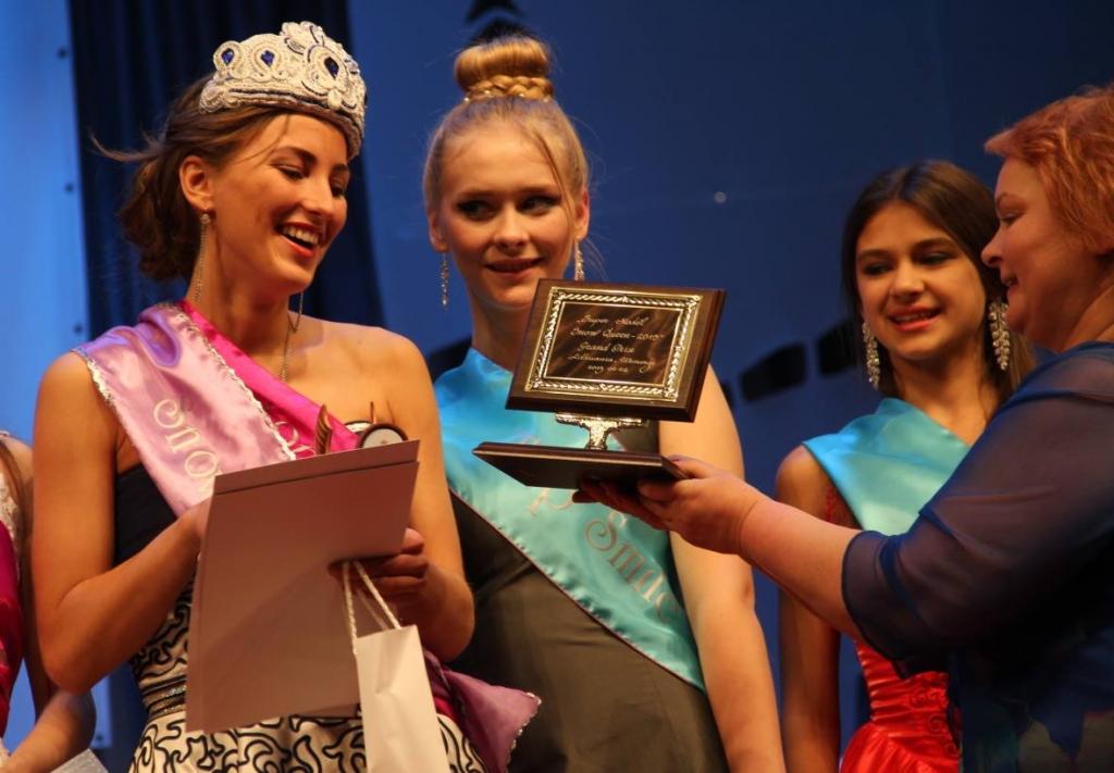 Gulbeniešu veidotā tērpu kolekcija “Mācoties stila vēsturi” nupat ieguvusi galveno balvu, konkurējot ar citiem dizaineriem starptautiskajā konkursā “Sniega karaliene 2015”, kas notika Ukmerģē, Lietuvā. 
Autors: no personiskā arhīva