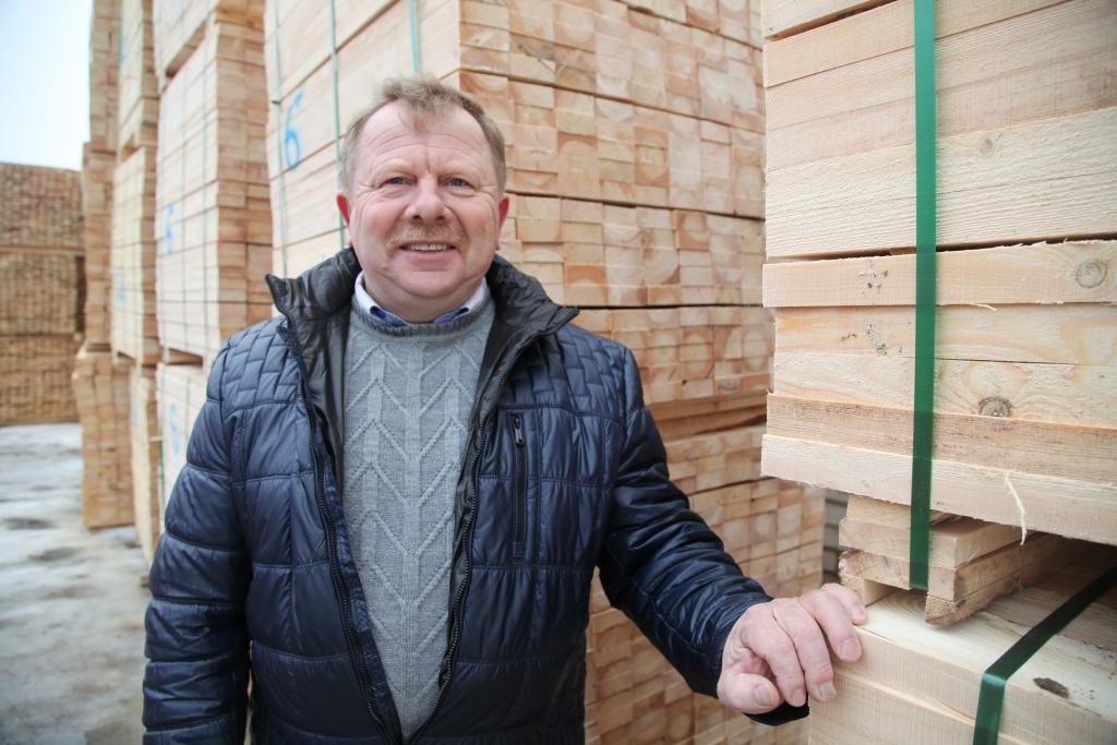 Uzņēmējs no Druvienas Imants Reimandovs atzīst, ka veiksmīga biznesa pamatā ir nedzīvošana pāri saviem līdzekļiem, kā arī uzdrošināšanās un, kā krievi sakot, čujs.  Viņam pieder divas kokzāģētavas Druvienā un Tirzā, bizness rit veiksmīgi un jau nākamgad uzņēmums atzīmēs 20 gadu  jubileju. Grūtākais laiks uzņēmumam ir bijis pats sākums un krīzes gadi, atzīst I.Reimandovs. 
Autors: Gatis Bogdanovs