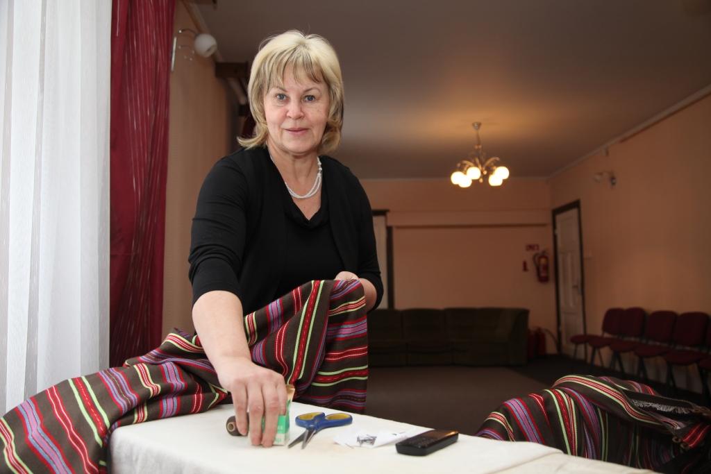 „Žēl, ka Litenei nav sava tautas tērpa, tāpēc dejotājiem nācās piemērot tautiskos brunčus agrāk uzšūtajām vestēm,” stāsta Litenes tautas nama vadītāja Maija Leimane. 
Autors: Gatis Bogdanovs