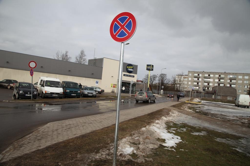 Veikala “Supernetto” klientiem tagad ir jārēķinās, ka gar iebraucamā ceļa malu automašīnas nedrīkst novietot, toties tās drīkst novietot gan veikala “Supernetto” stāvlaukumā, gan arī stāvlaukumā otrā pusē. 
Autors: Gatis Bogdanovs