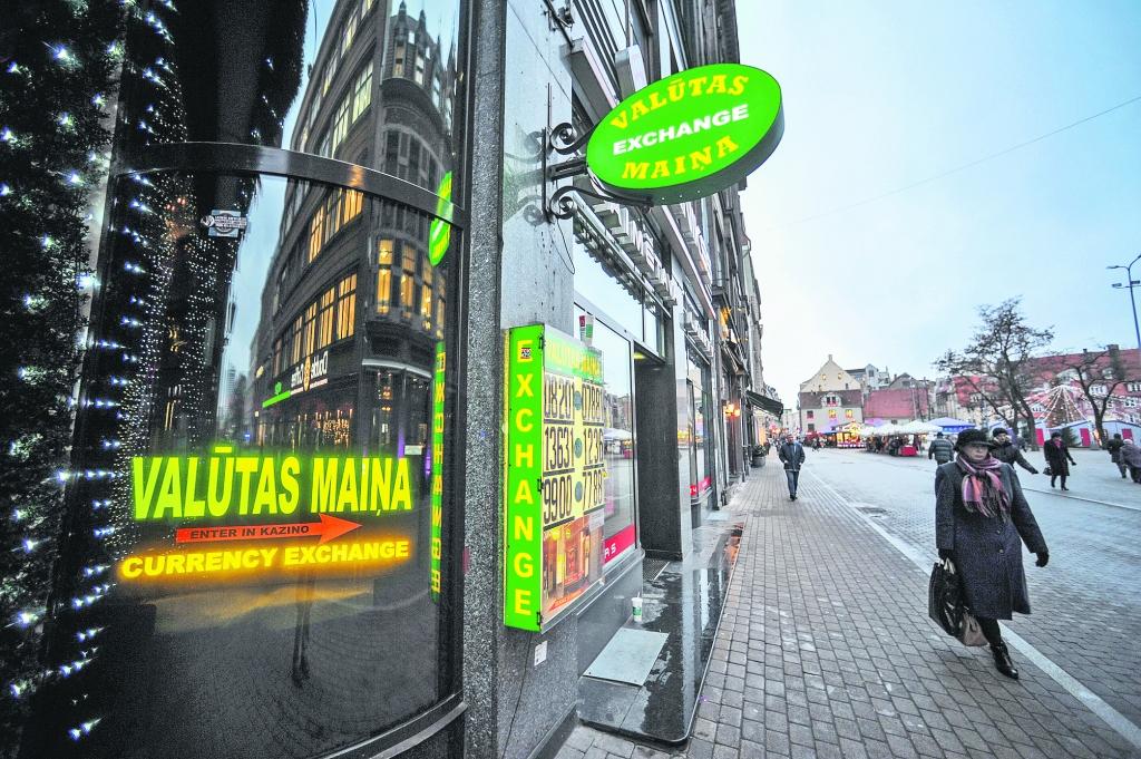 Valūtas kursa svārstības ir svarīgas gan Latvijas uzņēmējiem, kuri strādā eksporta tirgos, gan arī mūsu valsts iedzīvotājiem, kuri dodas ceļojumos uz ārvalstīm.
Autors: AIVARS LIEPIŅŠ (