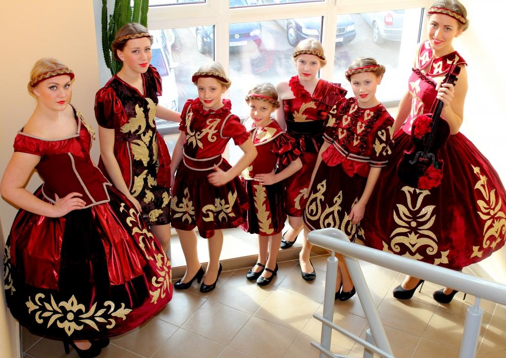 Gulbeniešu veidotā tērpu kolekcija “Mācoties stila vēsturi” nupat ieguvusi galveno balvu, konkurējot ar citiem dizaineriem starptautiskajā konkursā “Sniega karaliene 2015”, kas notika Ukmerģē, Lietuvā. 							           Foto: 
Autors: no personiskā arhīva