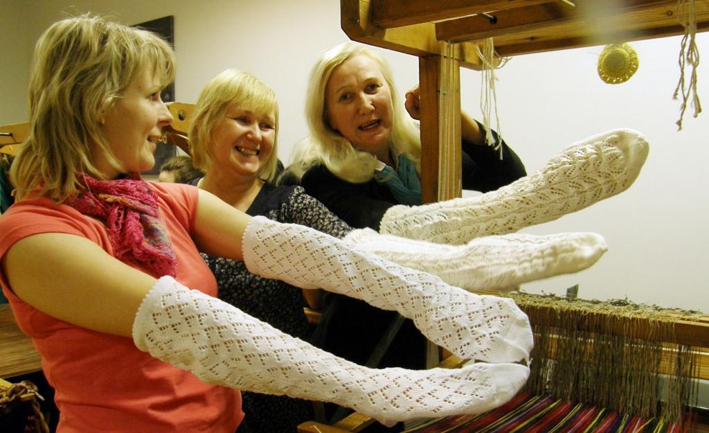 Ir tapušas baltās tautas tērpa mežģīņzeķes. Par to liels prieks Aijai Miķelsonei (no labās), Baibai Dzērvei un Inetai Ivašenko, jo zeķes ir pašu roku darinātas. 	
Autors: no personiskā arhīva