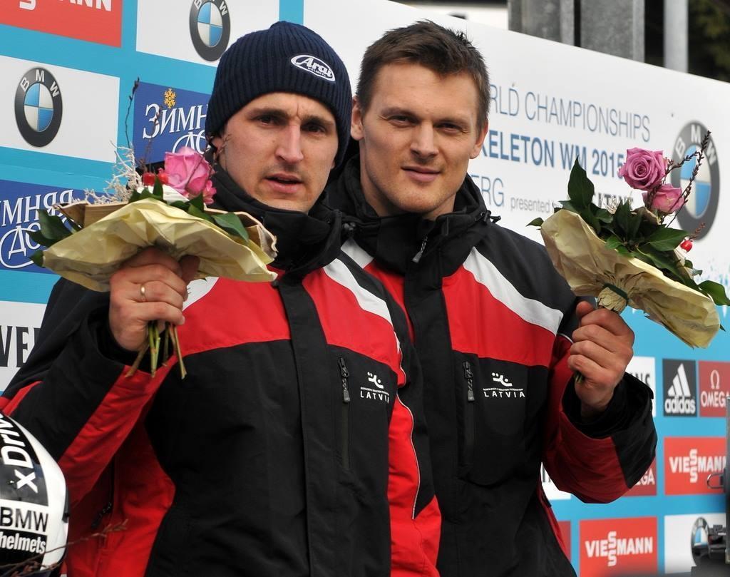 Oskars Melbārdis (no kreisās) un Daumants Dreiškens Latvijas bobsleja vēsturē raksta jaunas lappuses. Izcīnītā sudraba medaļa Pasaules čempionātā divniekos ir labākais sniegums Latvijas vēsturē. 
Autors: Romualds Vambuts (“www.bobslejs.lv”)