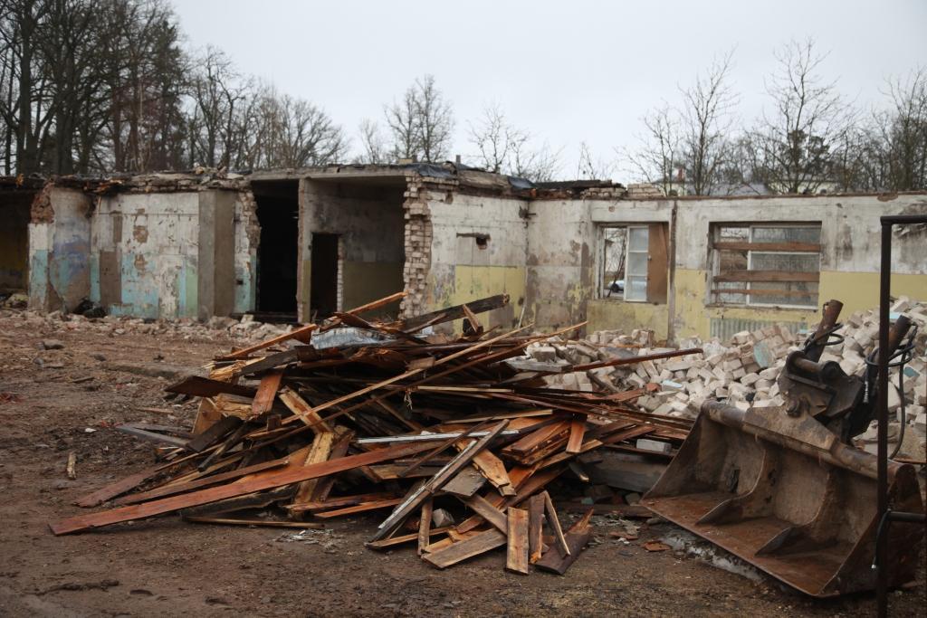 Pamazām Gulbenes “Daiļrades” cehu īpašnieks nolīdzina līdz ar zemi. Neglīto, nevienam nevajadzīgo ēku vietā tiks iesēta zāle. 
Autors: Gatis Bogdanovs