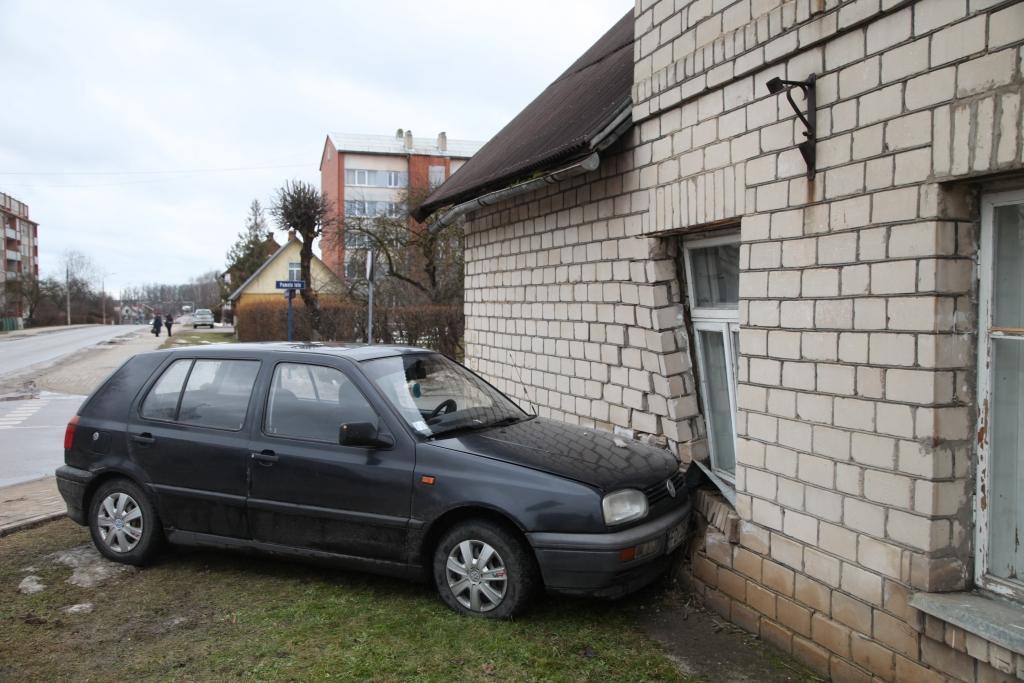 Pēc tam, kad otrdien, 3.martā, Gulbenē, O.Kalpaka ielā, kāda jaunieša vadītā automašīna “Volkswagen Golf” ietriecās dzīvojamās mājas sienā, tā ir ieliekusies. Īpašniekiem nopietni jāapsver, cik bīstami tas ir. 
Autors: Gatis Bogdanovs