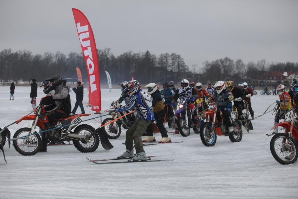 Nauris Miķelsons (nr. 29) ar draugu Reini Felderu pagājušajās brīvdienās startēja skijoringa sacensībās Alūksnē.   
Autors: Gatis Bogdanovs