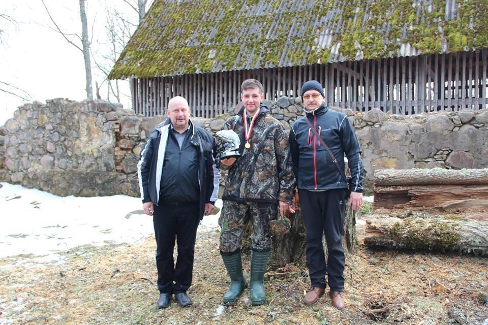 Oskars Lesiņš (centrā) zemledus makšķerēšanas sacensībās uz Stāmerienas ezera kopvērtējumā ieguva 1.vietu un skaistu 