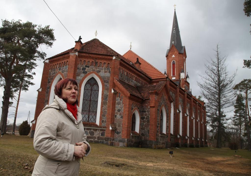 Lietus un sala ietekmē mazo tornīšu ķieģeļi drūp un, krītot lejā, bojā atjaunoto dakstiņu jumtu, kā arī apdraud cilvēku drošību. 
Autors: Gatis Bogdanovs