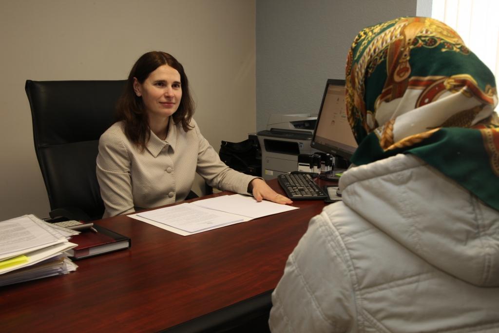 Notāru birojā Gulbenē ikgadējās Notāru dienās, kad visas konsultācijas ir par brīvu, apmeklētājiem jautājumu notārei Baibai Jaunbērziņai netrūka, jo ne visiem ir skaidrs, kādos gadījumos noteikti ir nepieciešams rīcības notariāls apstiprinājums, lai vēlāk nerastos problēmas.
Autors: Gatis Bogdanovs  