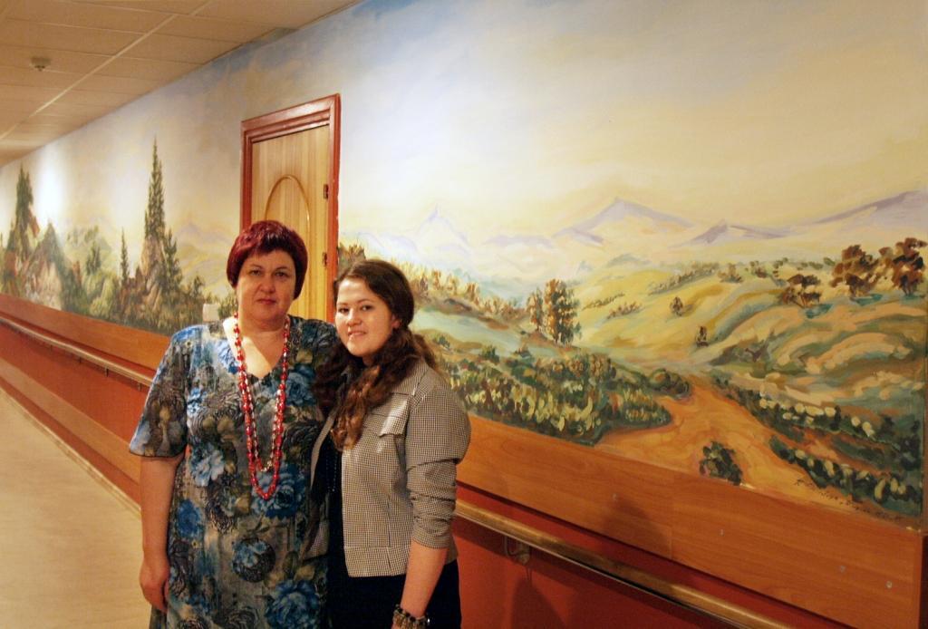 Pie apgleznotās sienas Iecavas aprūpes centrā kopā ar mammu Irēnu. 
Autors: no personiskā arhīva