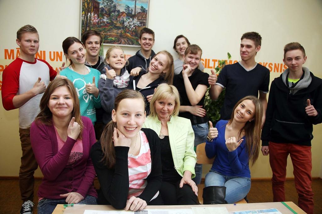 Aiviju Aleksi (priekšplānā) gan raidījuma laikā televīzijā, gan arī ikdienā atbalsta viņas klasesbiedri un skolotāja Lilita Timermane. Viņi vēl veiksmi meitenei arī turpmāk.					
Autors: Gatis Bogdanovs