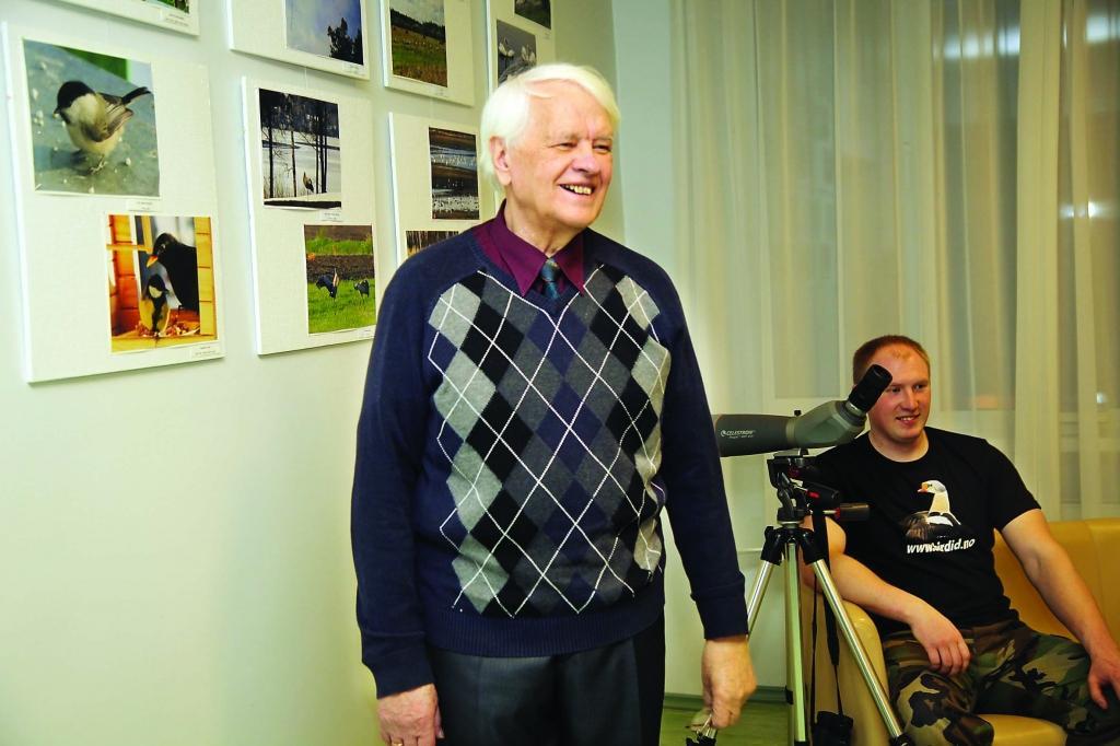 Gulbenes novada bibliotēkā novadnieku Edītes un Nikolaja Gorkinu fotoizstādes atklāšana nebija iedomājama bez ornitologa Elvija Kantāna (no labās) klātbūtnes, jo viņa stāstījums lieliski papildināja apskatei izliktās fotogrāfijas. Tie, kas piedalījās izstādes atklāšanas pasākumā, uzzināja daudz interesanta par putniem un to privāto dzīvi. 								 
Autors: Gatis Bogdanovs