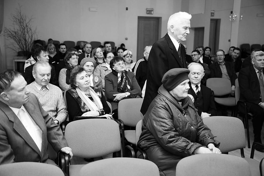 Maz un visi kritiski noskaņoti.  Tādi bija gulbenieši, kuri pagājušajā nedēļā atnāca uz tikšanos ar novada domes darbiniekiem. Konstruktīvs dialogs neveidojās. Varbūt ir jātiekas biežāk, pauda gulbenieši. 			
Autors: Gatis Bogdanovs