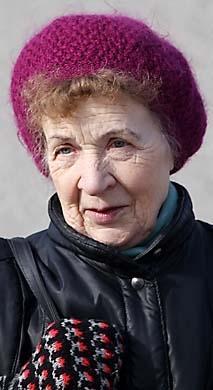 Sarmīte no Gulbenes ◆ Ieejot veikalā, parasti pirkumus salieku celofāna maisiņā, kas ir ērti, bet pēc tam tos pārlieku savā videi nekaitīgajā, kas man vienmēr ir līdzi, jo pa pilsētu ar celofāna maisiņu es nestaigāju.
Autors: Gatis Bogdanovs